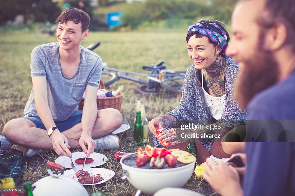 Freunde essen und Spaß beim Picknick