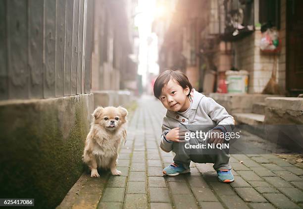linda asia niños en el hutong - pekín express fotografías e imágenes de stock