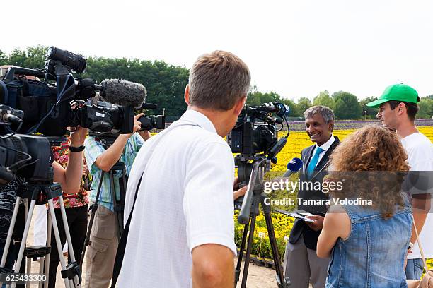 member of the guinness book of records gives an interview - guiness record stock pictures, royalty-free photos & images