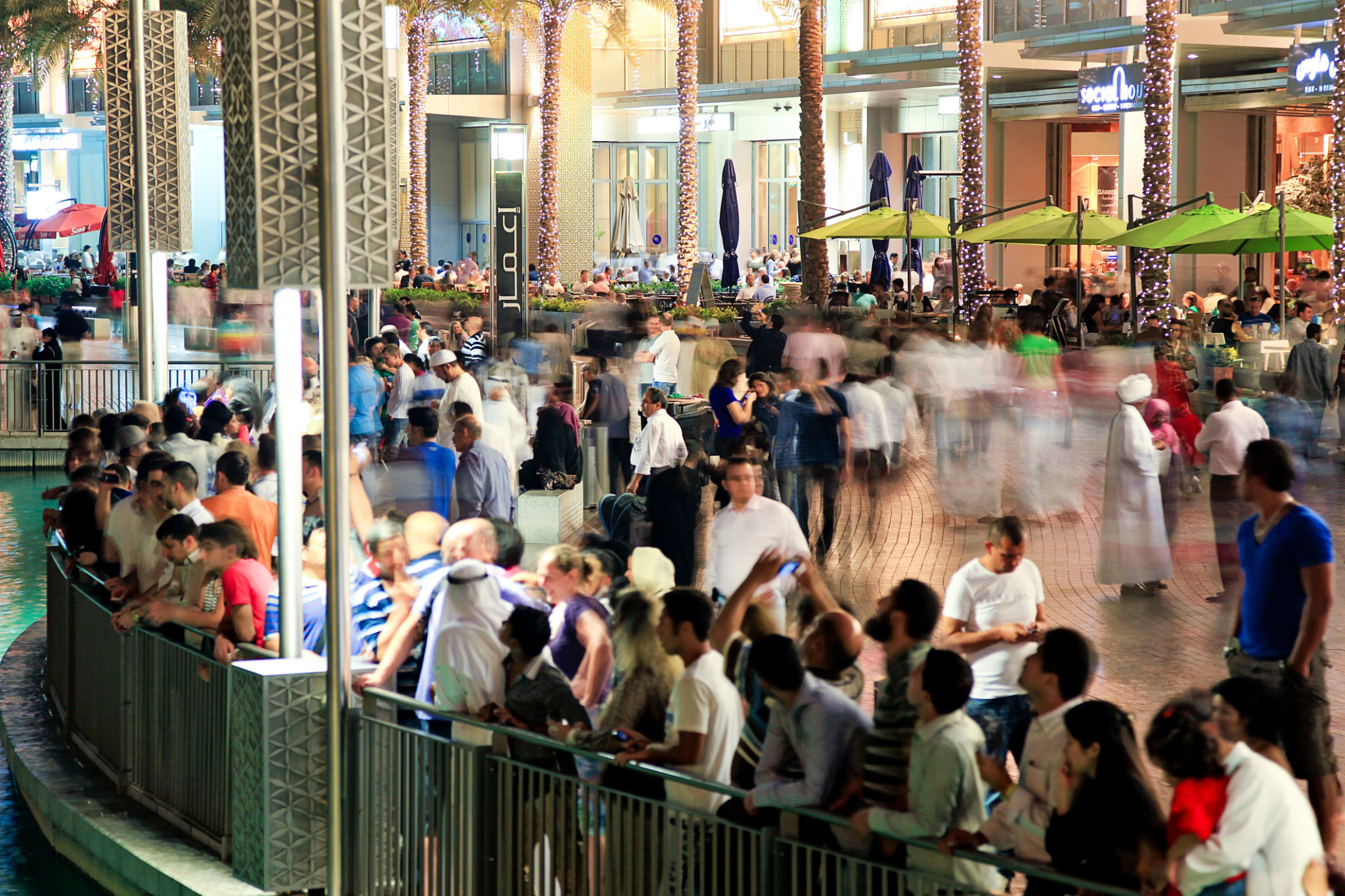 dubai crowd