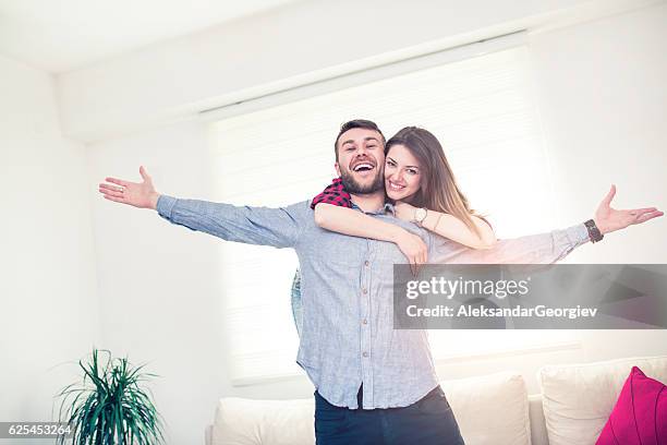 adoptaram casal jovem em sua nova casa de boas-vindas - new best friend imagens e fotografias de stock