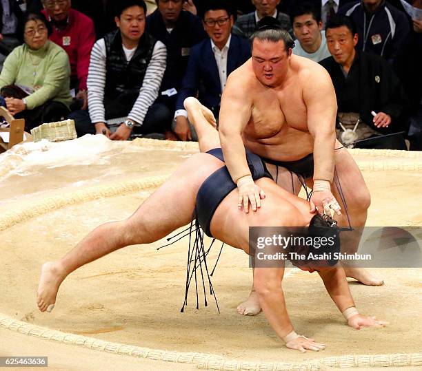 Ozeki Kisenosato pushes down Mongolian yokozuna Kakuryu to win during day eleven of the Grand Sumo Kyushu Tournament at Fukuoka Convention Center on...