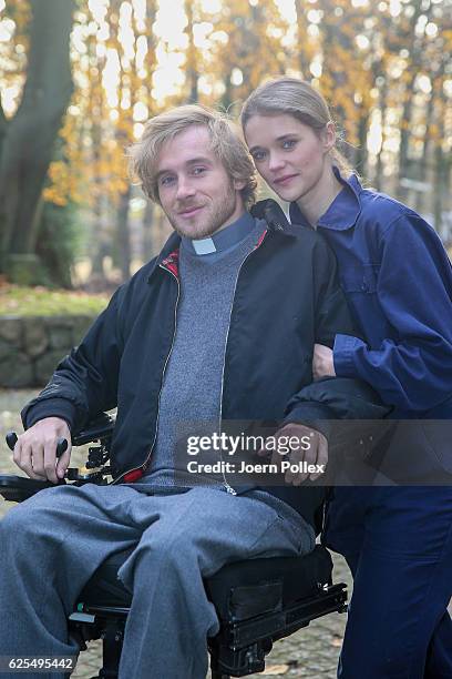 Samuel Koch and his wife Sarah Elena Timpe attend a photo call of the TV show 'Grossstadtrevier' on November 24, 2016 in Hamburg, Germany.