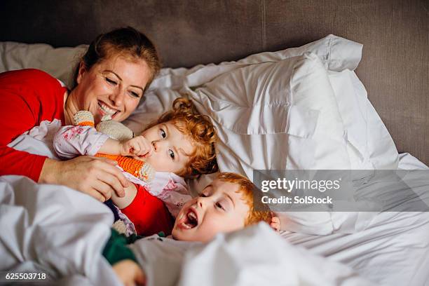 es hora de despertar - chuparse el pulgar fotografías e imágenes de stock