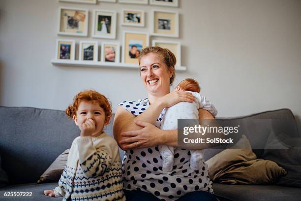 happy little family - at home portrait stockfoto's en -beelden