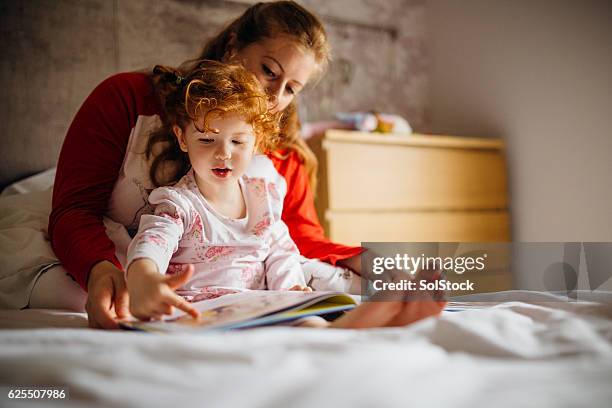 storytime with mum - good night imagens e fotografias de stock