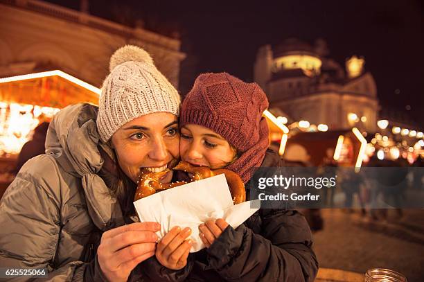 family at the brezel market at christmas - brezel stock pictures, royalty-free photos & images