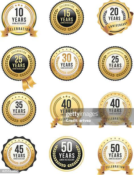 illustrazioni stock, clip art, cartoni animati e icone di tendenza di set di badge oro anniversario - medal