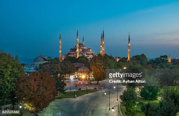sultanahmet square at blue hour ,istanbul,turkey - sultanahmet viertel stock-fotos und bilder