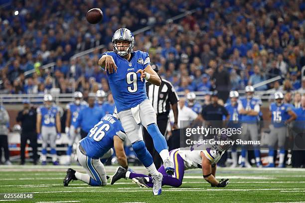 Quarterback Matthew Stafford of the Detroit Lions passes the ball to Anquan Boldin for a first quarter touchdown against the Minnesota Vikings at...