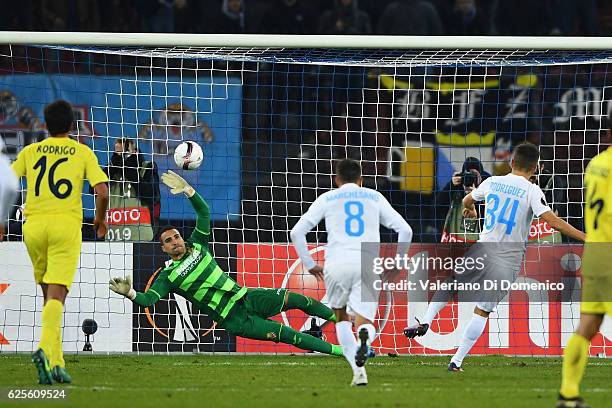 Roberto Rodriguez of FC Zurich scores his teams first goal 1:1against Sergio Asenjo of Villareal during the during the UEFA Europa League match...