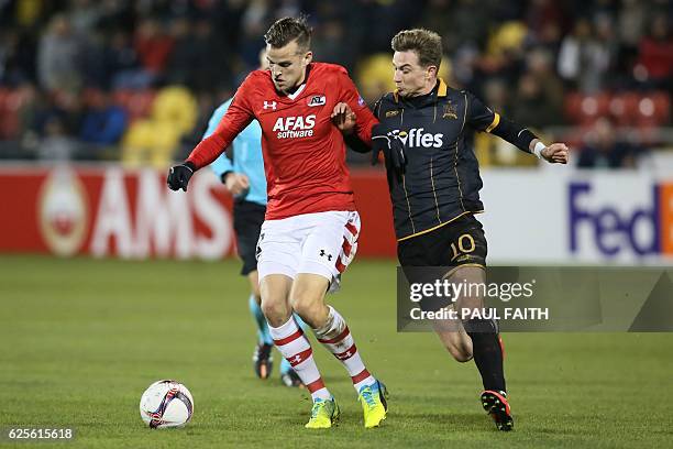 Alkmaar's Dutch midfielder Mats Seuntjens tries to hold off Dundalk's Irish midfielder Ronan Finn during the UEFA Europa League group D football...