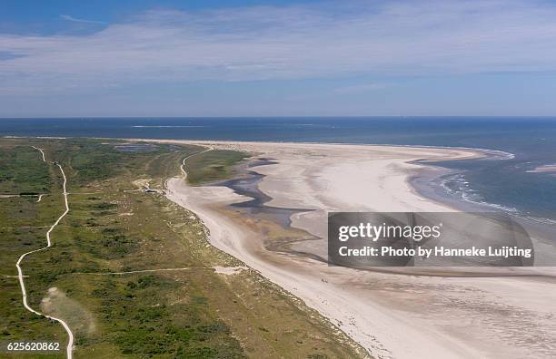 sandy beach on ameland, the netherlands - waddeneilanden stockfoto's en -beelden