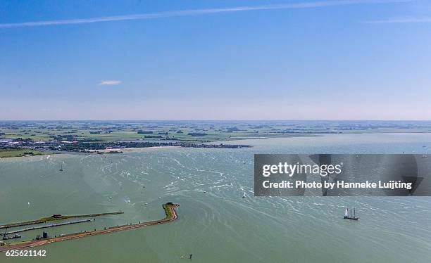 ships leaving makkum - ijsselmeer stock pictures, royalty-free photos & images