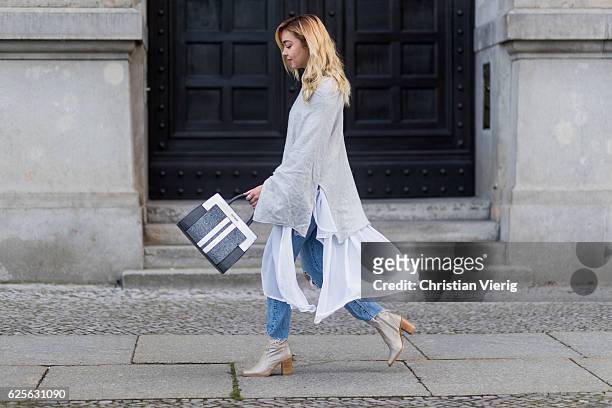 Jessi Quednau wearing light grey Buffalo boots, blue Levis denim jeans, grey poncho Zara, white blouse Zara, a grey white Steve Madden bag on...
