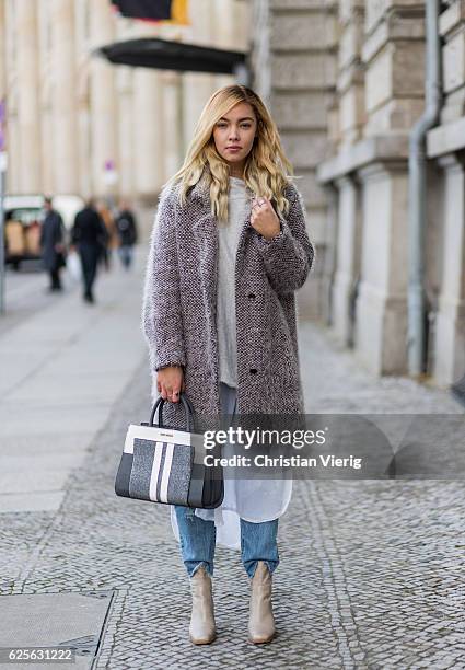 Jessi Quednau wearing light grey Buffalo boots, blue Levis denim jeans, grey poncho Zara, white blouse Zara, a grey teddy fluffy coat Lala Berlin, a...