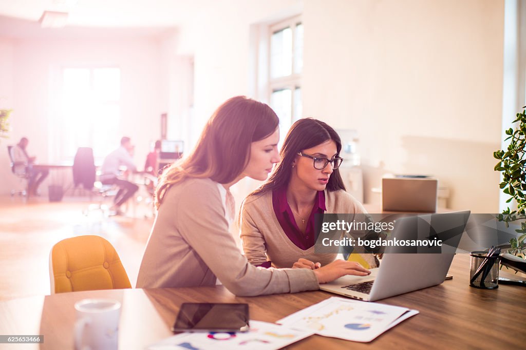 Frauenkollegen im Büro