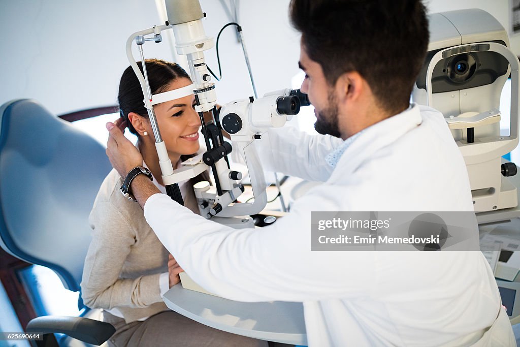 Junge Frau Mit Ihren Augen Von Augenoptiker Untersucht Stock Foto junge-frau-mit-ihren-augen-von-augenoptiker-untersucht-stock-foto