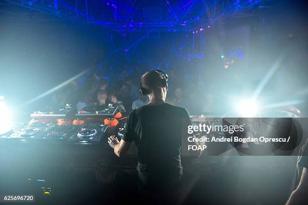 young deejay entertaining the crowd at nightclub - andare in discoteca foto e immagini stock