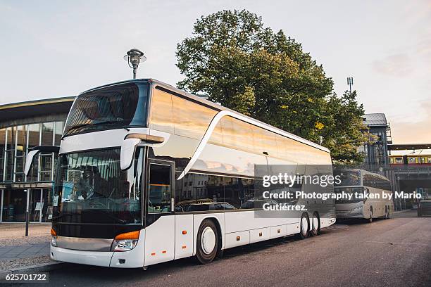 coach bus - car on road photos et images de collection