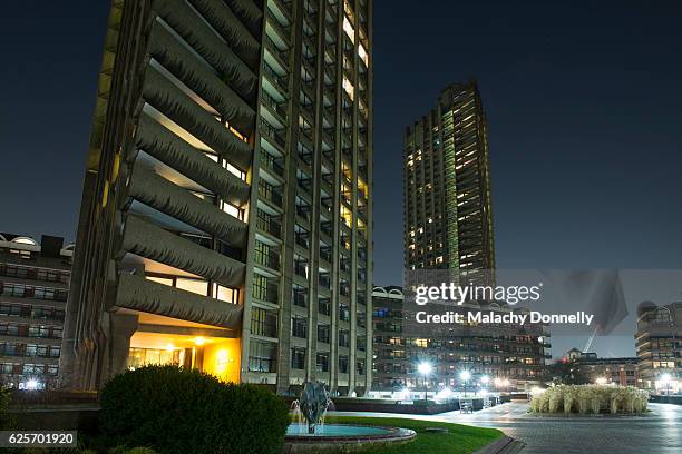 barbican by night - brutalist architecture - residential barbican estate stock-fotos und bilder