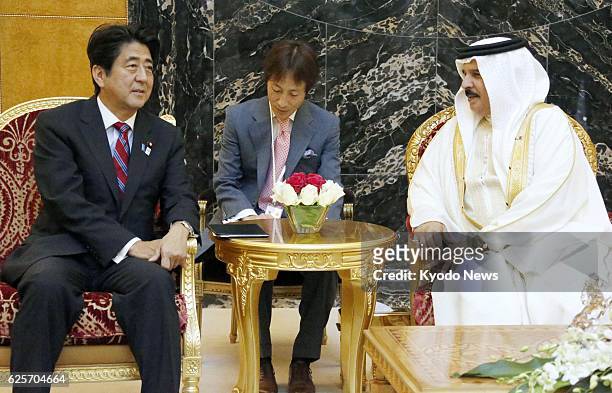 Bahrain - Japanese Prime Minister Shinzo Abe and Bahraini King Hamad bin Isa al-Khalifa hold talks in Manama on Aug. 25, 2013.