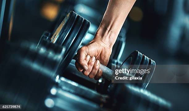 ejercicio de peso pesado. - gimnasio fotografías e imágenes de stock