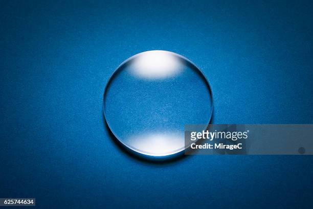 magnifying glass on blue background - obiettivo foto e immagini stock