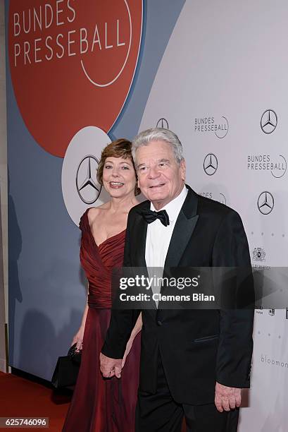 German President Joachim Gauck and his partner Daniela Schadt attend the 65th Bundespresseball at Hotel Adlon on November 25, 2016 in Berlin, Germany.