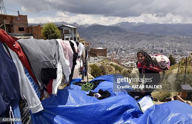 Una mujer tiende ropa en un barrio de La Paz despues de haber lavado en una vertiente natural, el 25 de noviembre de 2016 en La Paz. La sequía que...