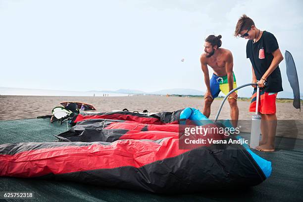 prepararsi per il kite surf - kite toy foto e immagini stock