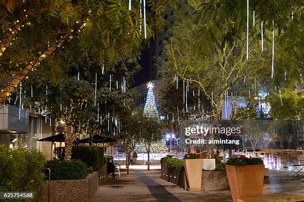 weihnachtsdekoration im cityscape in downtown phoenix - arizona christmas stock-fotos und bilder