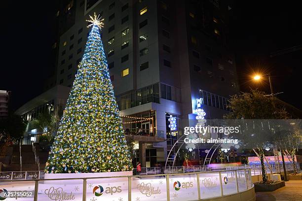 árbol de navidad en cityscape en el centro de phoenix - arizona christmas fotografías e imágenes de stock