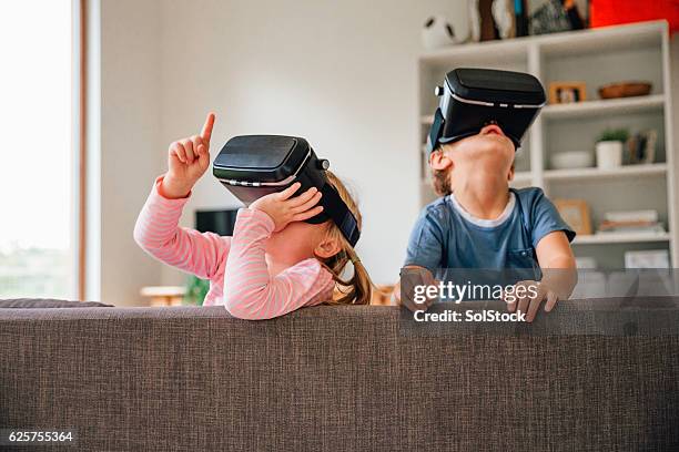 kinder erkunden virtual reality-technologie - vr stock-fotos und bilder