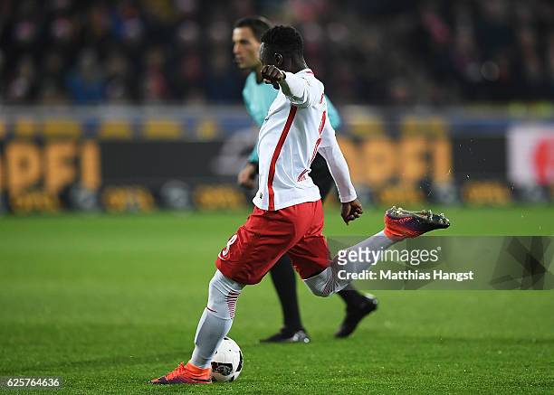 Naby Deco Keita of RB Leipzig scores the first goal during the Bundesliga match between SC Freiburg and RB Leipzig at Schwarzwald-Stadion on November...
