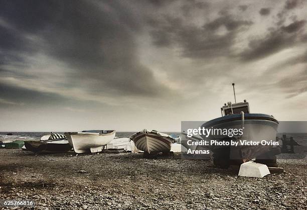 fishing boats on the beach in almuñecar, costa tropical, granada, spain - almuñecar stockfoto's en -beelden