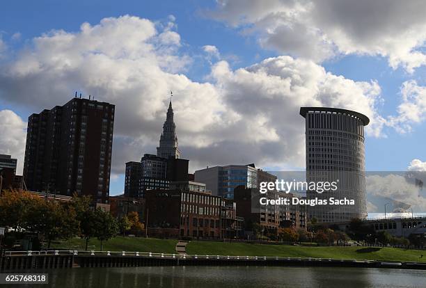 downtown cleveland on the shore of the cuyahoga river - cleveland skyline stock pictures, royalty-free photos & images