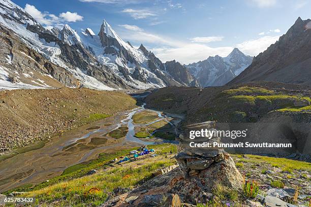 beautiful landscape of khuspang camp, k2 trek, pakistan - skardu fotografías e imágenes de stock