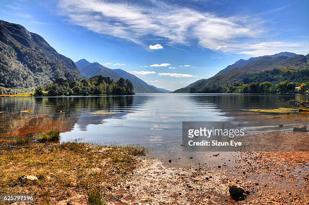 view over the loch shiel at glenfinnan in scotland at sunny day. - lakeshore 個照片及圖片檔