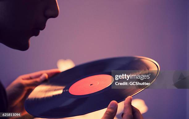 let's have a spin of this shall we? - vinylplaat stockfoto's en -beelden