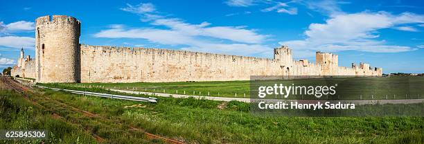 old town of aigues-mortes - pared fortificada fotografías e imágenes de stock