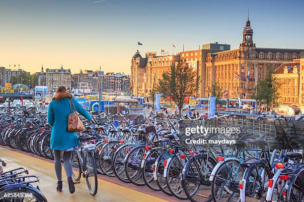 bikes parking, amsterdam - amsterdam foto e immagini stock