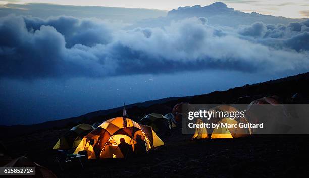 karanga camp, mount kilimanjaro, tanzania - berg kilimandscharo stock-fotos und bilder