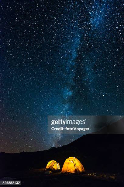 stelle della via lattea che brillano sulle tende di montagna illuminate himalaya nepal - tent foto e immagini stock