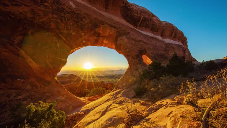 https://media.gettyimages.com/id/625882314/video/t-l-4k-sunrise-over-a-sandstone-arch-formations.jpg?b=1&s=640x640&k=20&c=f083i43cFhVw2lRhBR_TOcMdWjackzagVCRUcr6JNzQ=
