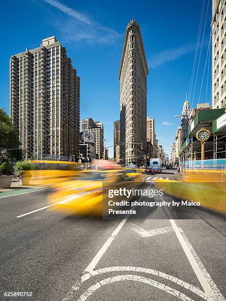 flatiron traffic - flatiron building manhattan stock pictures, royalty-free photos & images