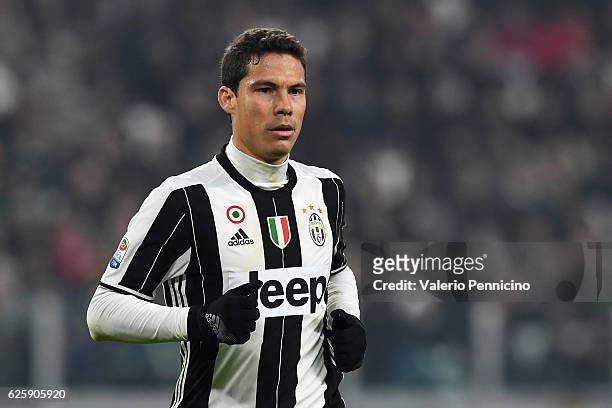 Anderson Hernanes of Juventus FC looks on during the Serie A match between Juventus FC and Pescara Calcio at Juventus Stadium on November 19, 2016 in...