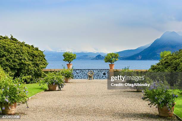 borromeo schlossgarten und alpen, isola bella, lago maggiore, italien. - peace palace stock-fotos und bilder