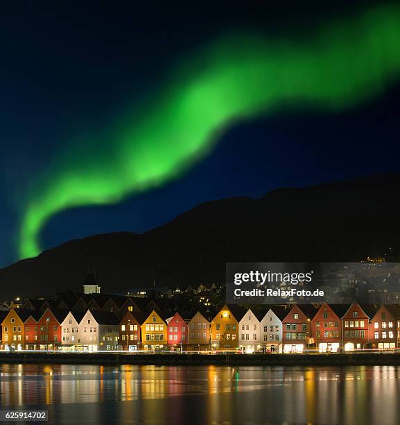 nordlichter - aurora borealis über bryggen in bergen, norwegen - bergen norway stock-fotos und bilder