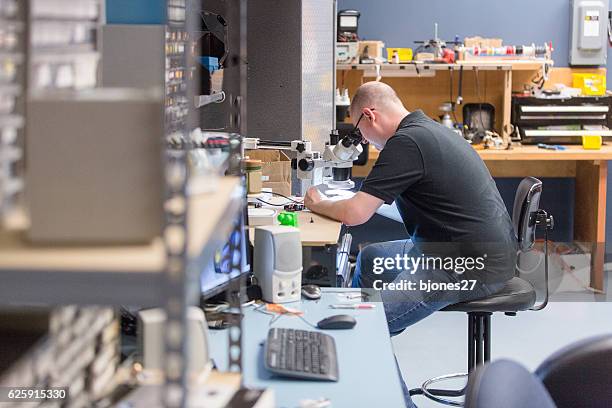 ingegnere in laboratorio - oscilloscopio foto e immagini stock